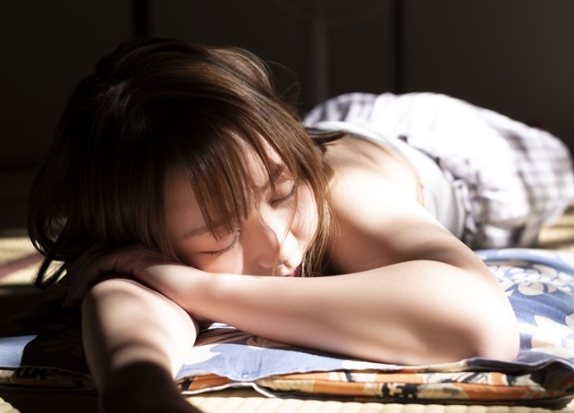 夏川椎菜の1st写真集『ぬけがら』より先行カット解禁！