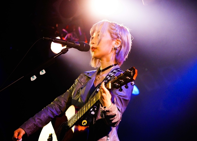 人気シンガー・ReoNa初のワンマンライブツアーより公式レポート到着