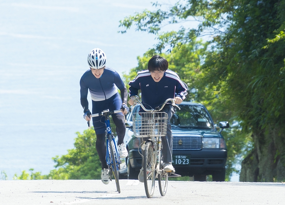 実写映画『弱ペダ』坂道と今泉の自転車レース初対決の場面写真解禁！