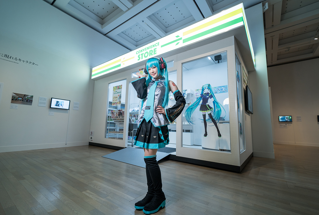国立新美術館でコスプレイベントが開催|声優の船戸ゆり絵さんも初音ミクのコスプレにチャレンジ