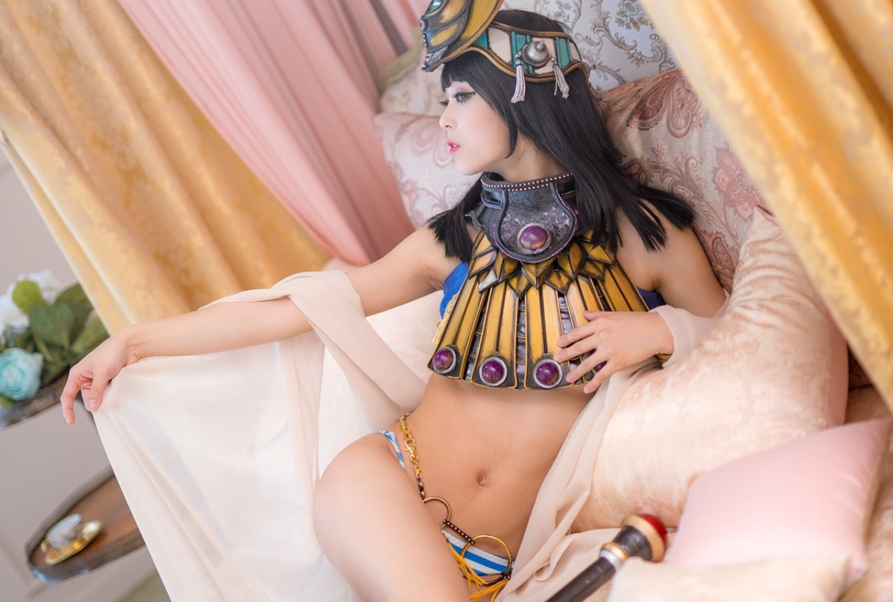 『クイーンズブレイド』より「メナス」、「アイリ」のコスプレ特集