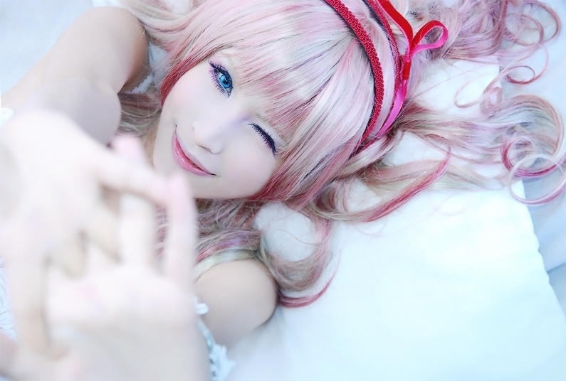 声優・遠藤綾の誕生日記念コスプレ特集|『マクロスF』シェリルなど