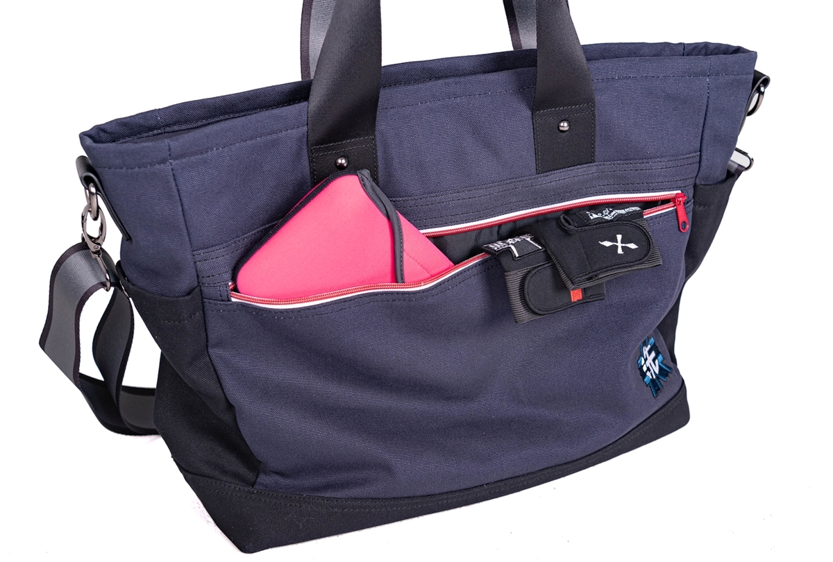 『ガルパン』全10校モチーフの2WAY トラベルトート発売