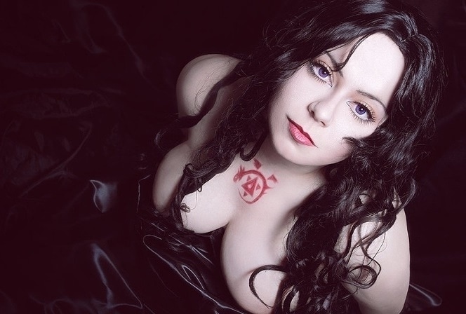 『鋼の錬金術師』コスプレ特集│ウィンリィ、リザ、ラスト