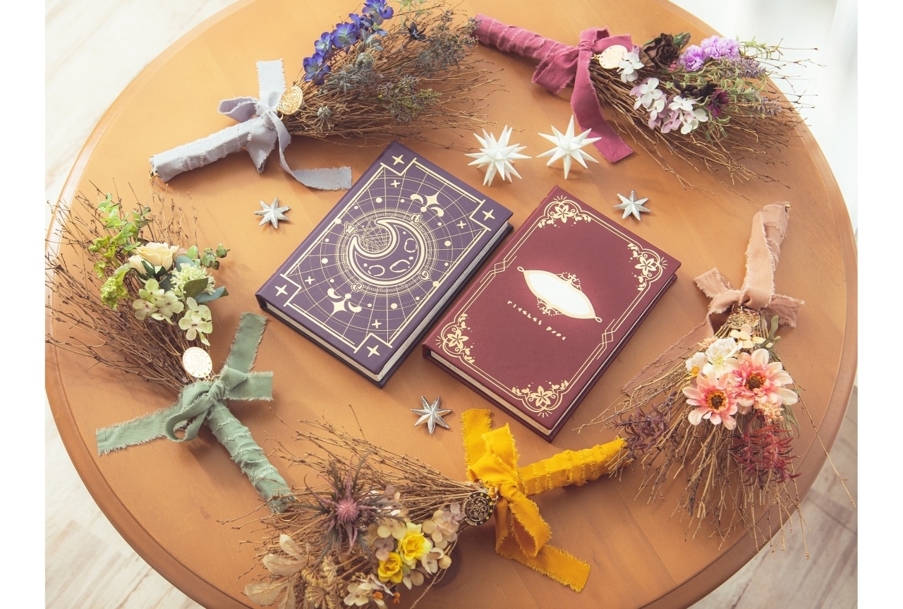 『魔法使いの約束』より、「賢者の書」「箒」モチーフのインテリアがアニメイト通販に登場