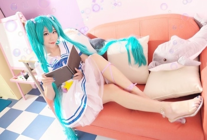 バーチャル・シンガー「初音ミク」可憐なコスプレ特集