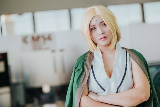 『NARUTO-ナルト-』より、千手綱手のコスプレ写真をお届け