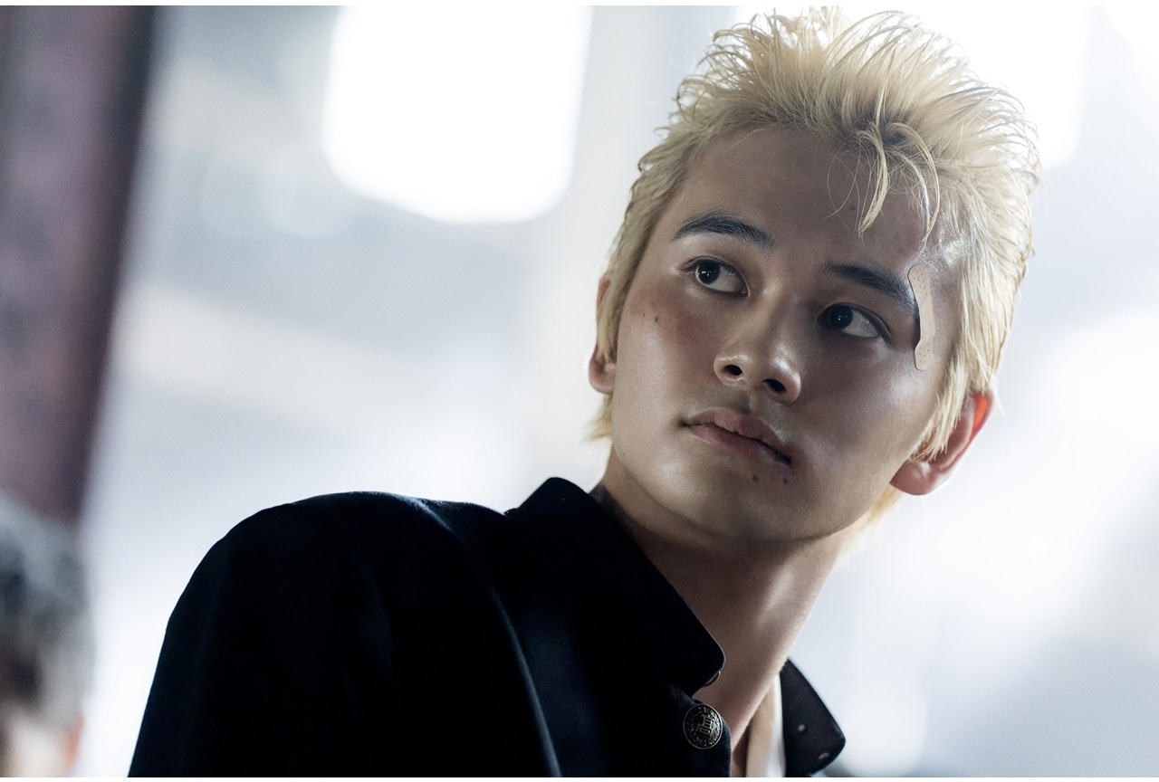 実写映画『東京リベンジャーズ2』奔走するタケミチの場面写真が公開