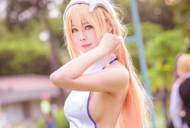 金髪女性キャラのコスプレ特集│忍野忍、クリスタ、アイズほか