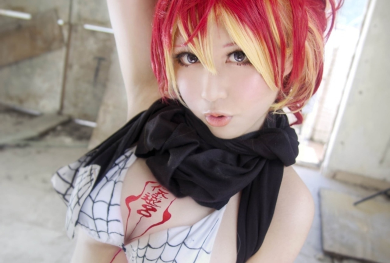 『青の祓魔師』より、霧隠シュラの艶やかなコスプレ写真をお届け