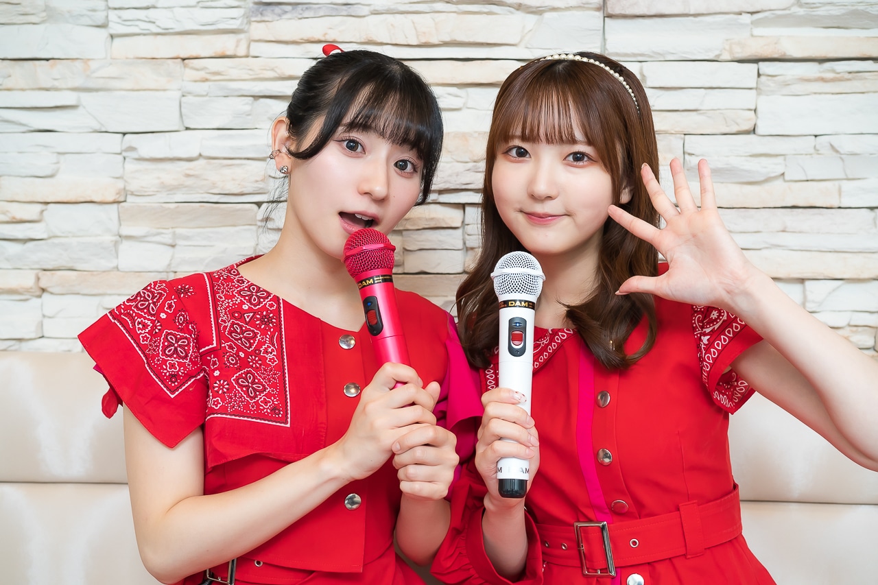 カラオケDAMの新機種「LIVE DAM AiR」をIBERIs&の小川華果＆西尾桃子が体験