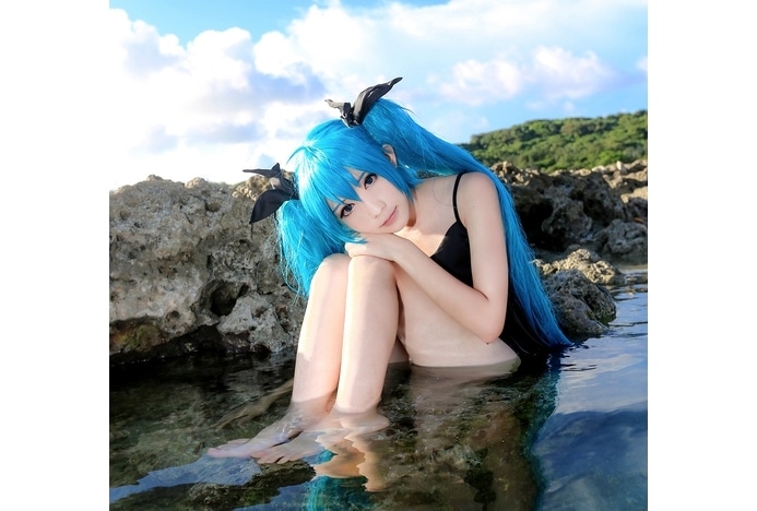 バーチャルシンガー「初音ミク」の艶やかなコスプレ写真をお届け