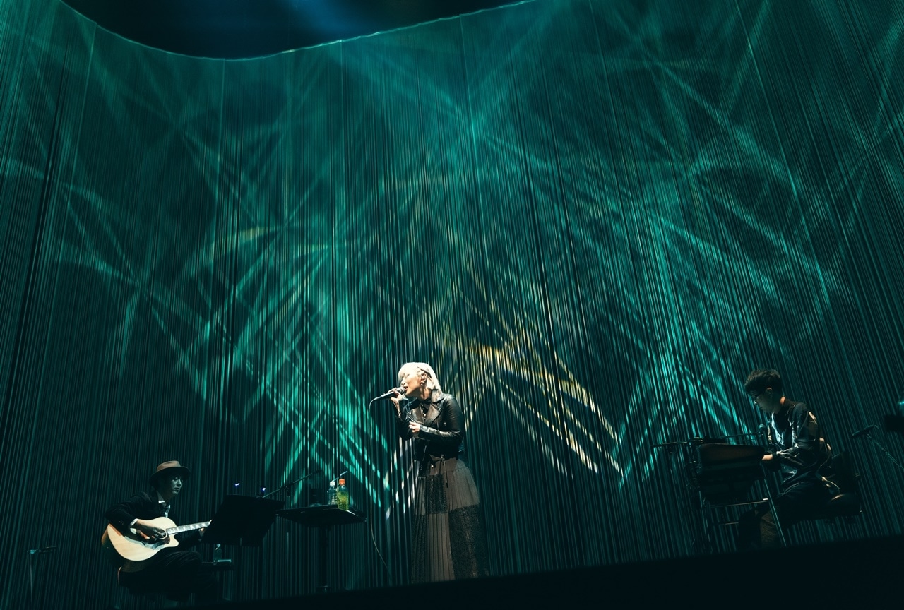 5周年を迎えたReoNaがアコースティックでお歌を紡ぐ/横浜公演ライブレポ