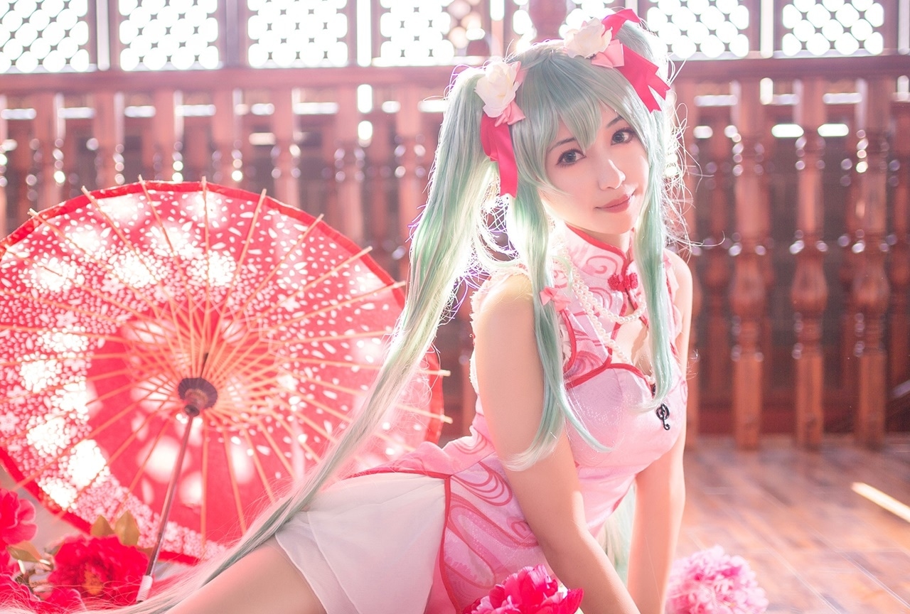 初音ミクのさまざまなコスチューム姿のコスプレ写真をお届け