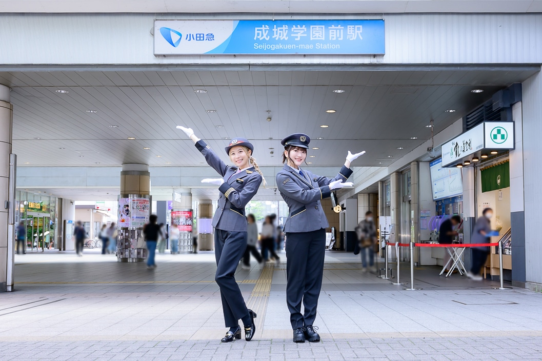 『紫雲寺家の子供たち』×小田急コラボで安済知佳&菱川花菜が駅員体験