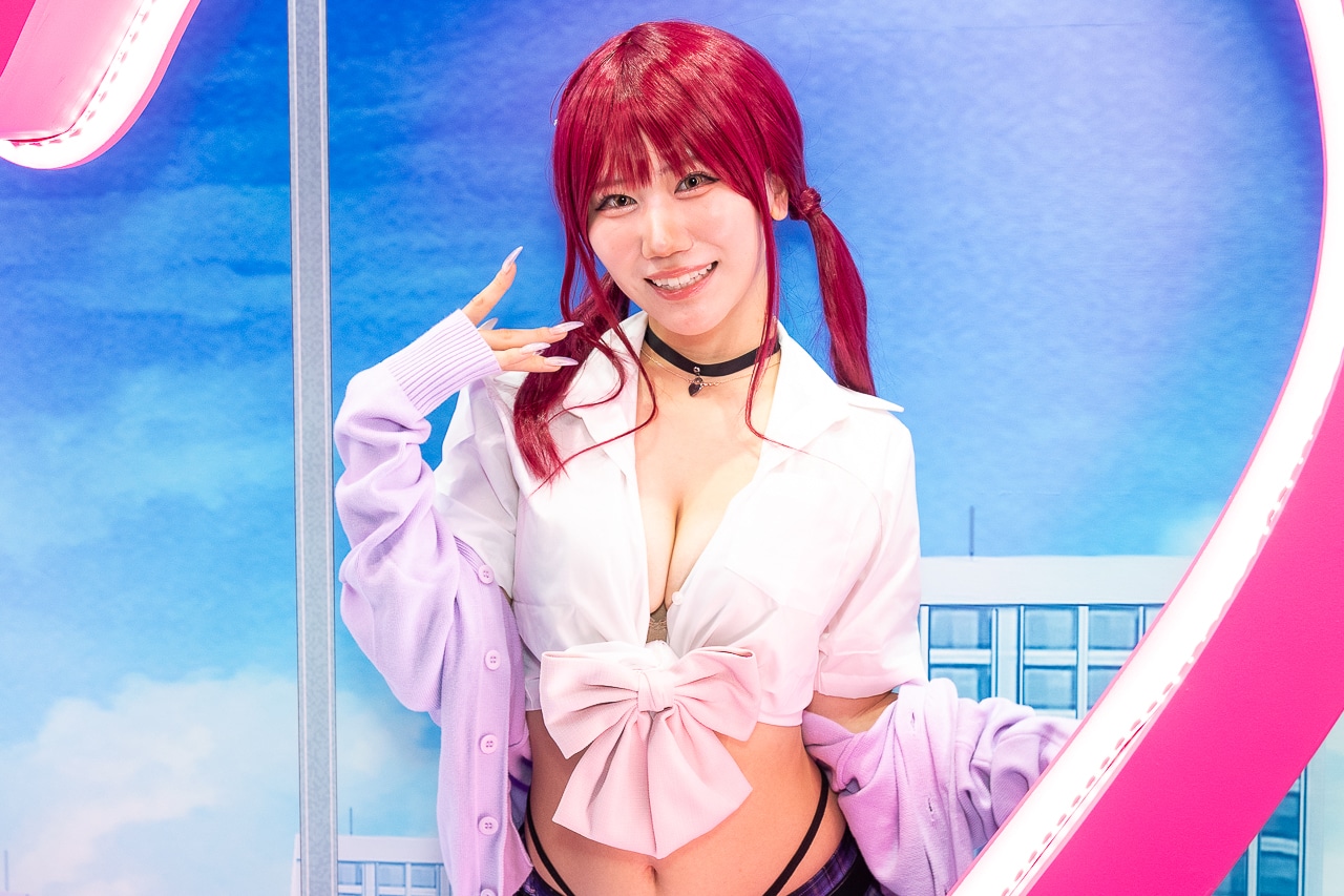 TGS2025のコスプレイヤー＆コンパニオン特集｜セクシーに着崩した制服カノジョが悩殺!?『制服カノジョ３』を「エンターグラム」ブースで発表