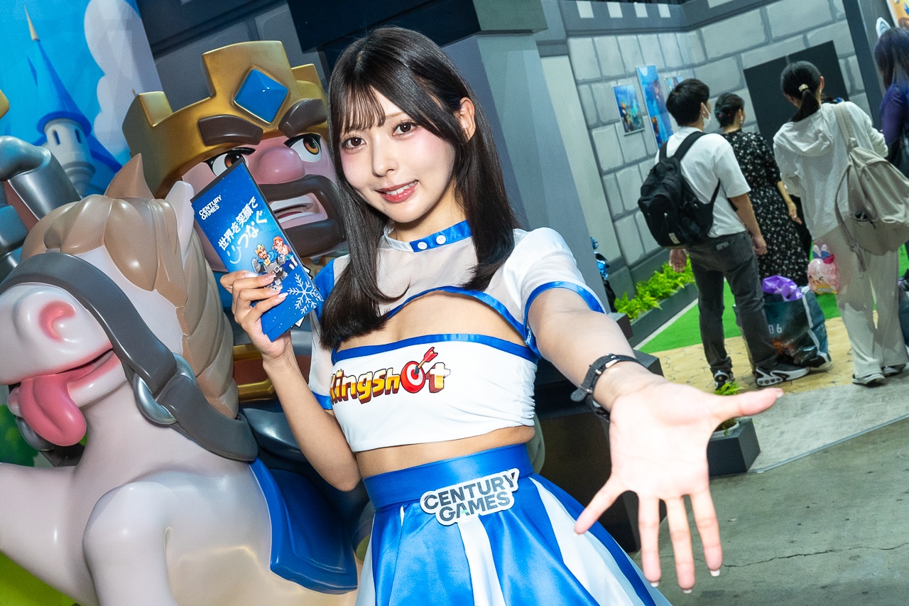 TGS2025のコスプレイヤー＆コンパニオン特集｜チア衣装風の美女が『ホワサバ』『キングショット』をアピール