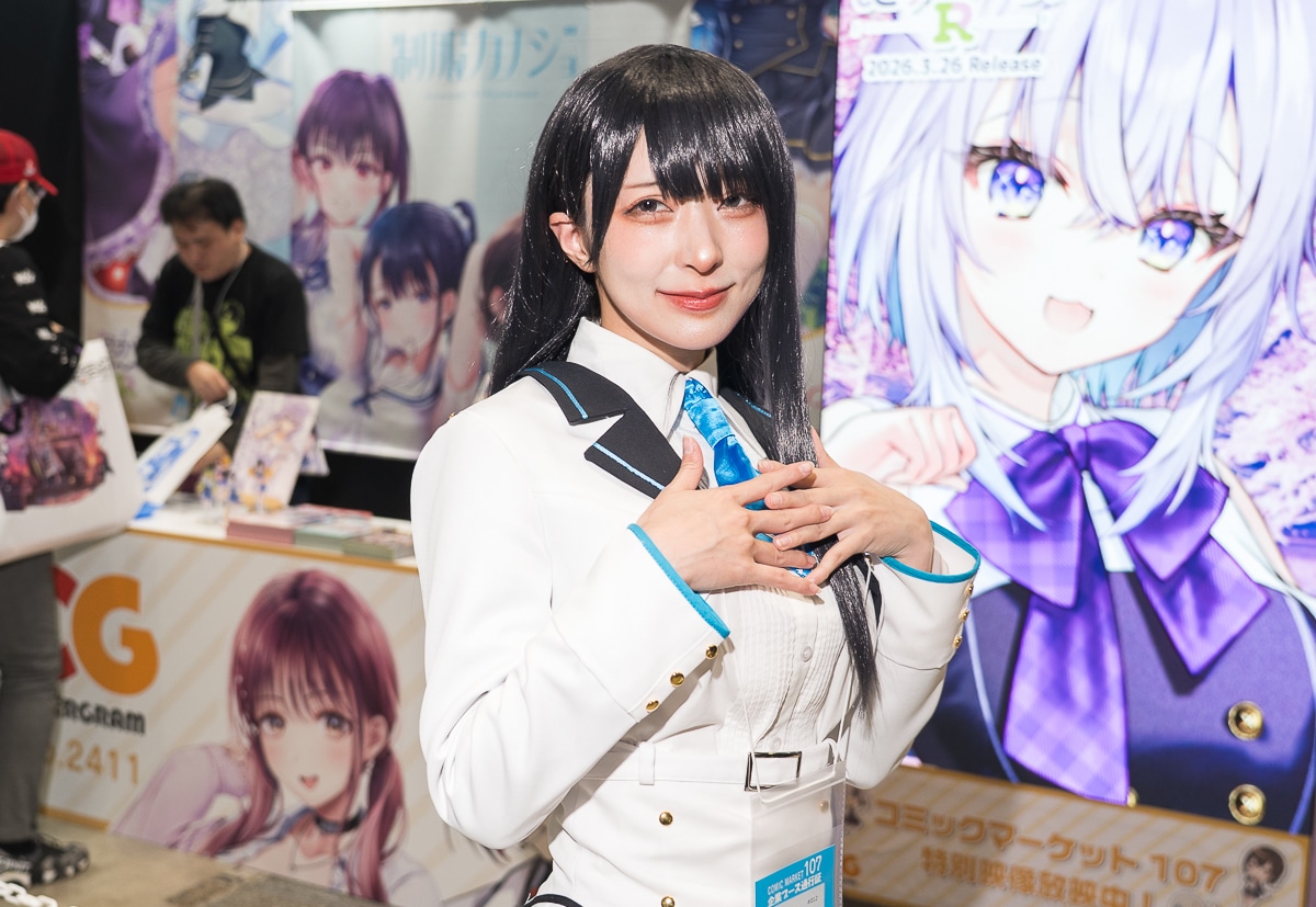 笑顔が眩しい制服カノジョがお出迎えした「エンターグラム ブース」│冬コミ2025の美人コスプレイヤー＆コンパニオン特集