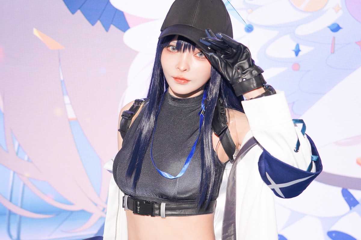 へそ出し衣装がセクシー！『ブルアカ』アツコ、サオリ、スバルの美人コスプレイヤー特集