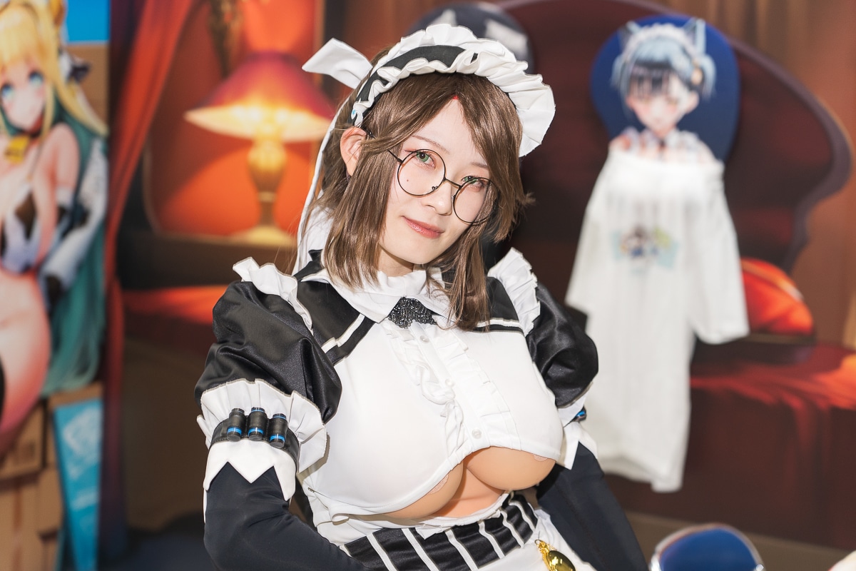 セクシーメイドに見惚れる「ラストオリジン ブース」｜冬コミ2025の美人コスプレイヤー＆コンパニオン特集